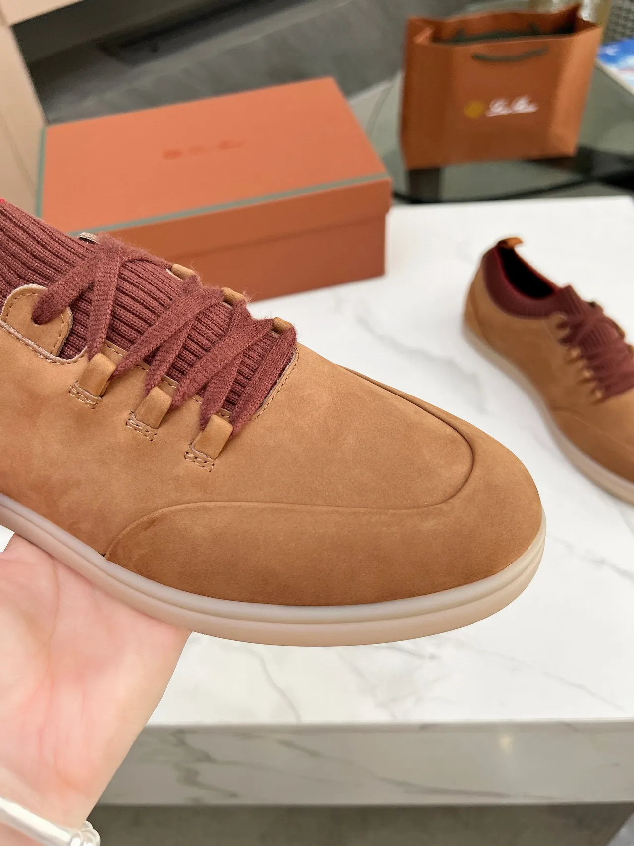 Loro Piana Sapatos Casuais de Camurça Tan e Gola de Tricô Borgonha 6