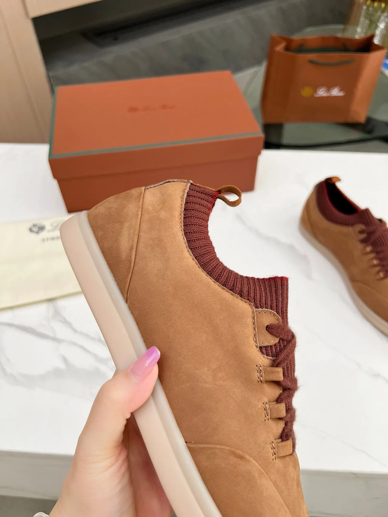 Loro Piana Sapatos Casuais de Camurça Tan e Gola de Tricô Borgonha 7