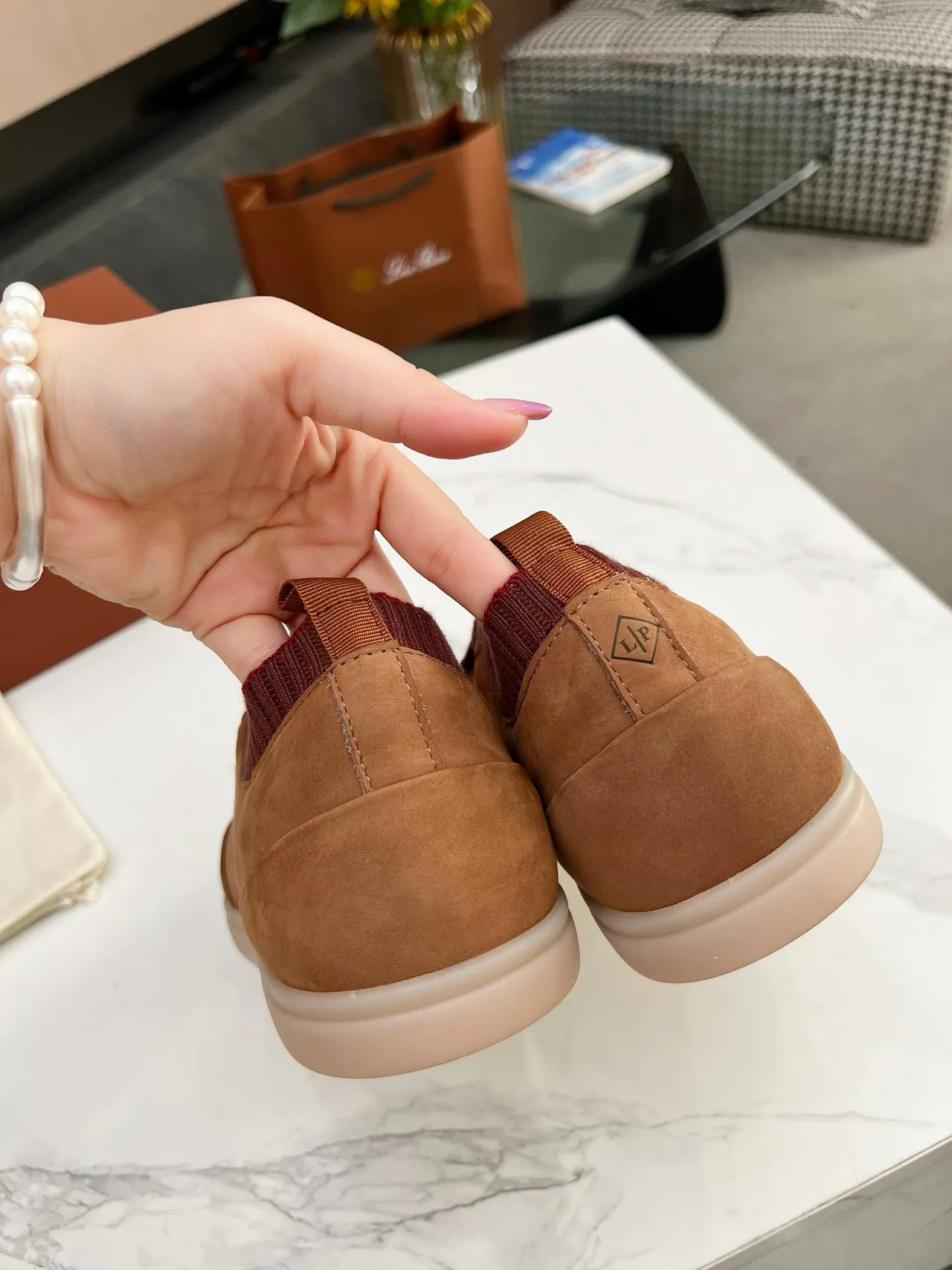 Loro Piana Sapatos Casuais de Camurça Tan e Gola de Tricô Borgonha 8