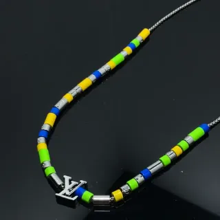 Colar Louis Vuitton contas multicolores prata contas cilíndricas multicolores LV Monogram pingente colar