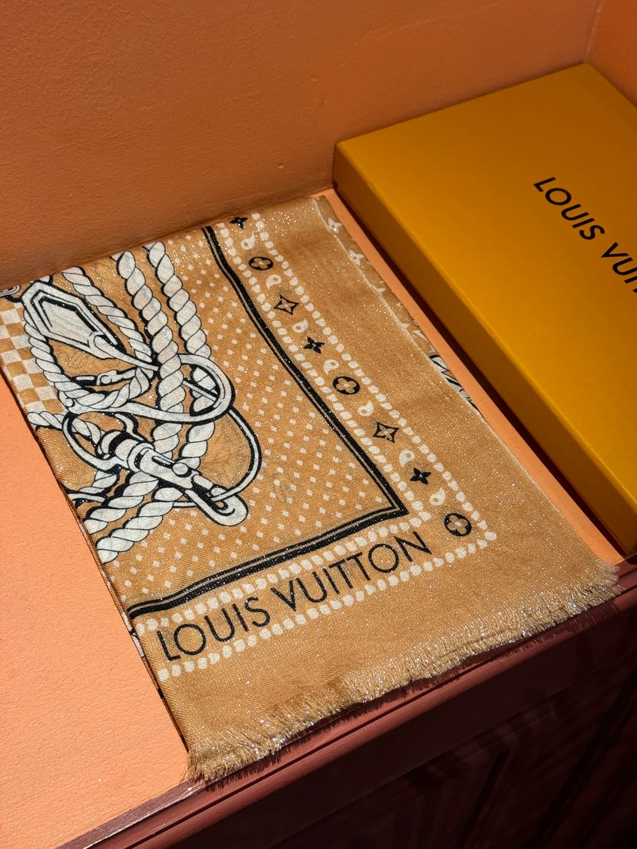 Louis Vuitton Écharpe de Soie Beige Blanc avec Impression Équestre Hardware Motif Monogramme Répété 6