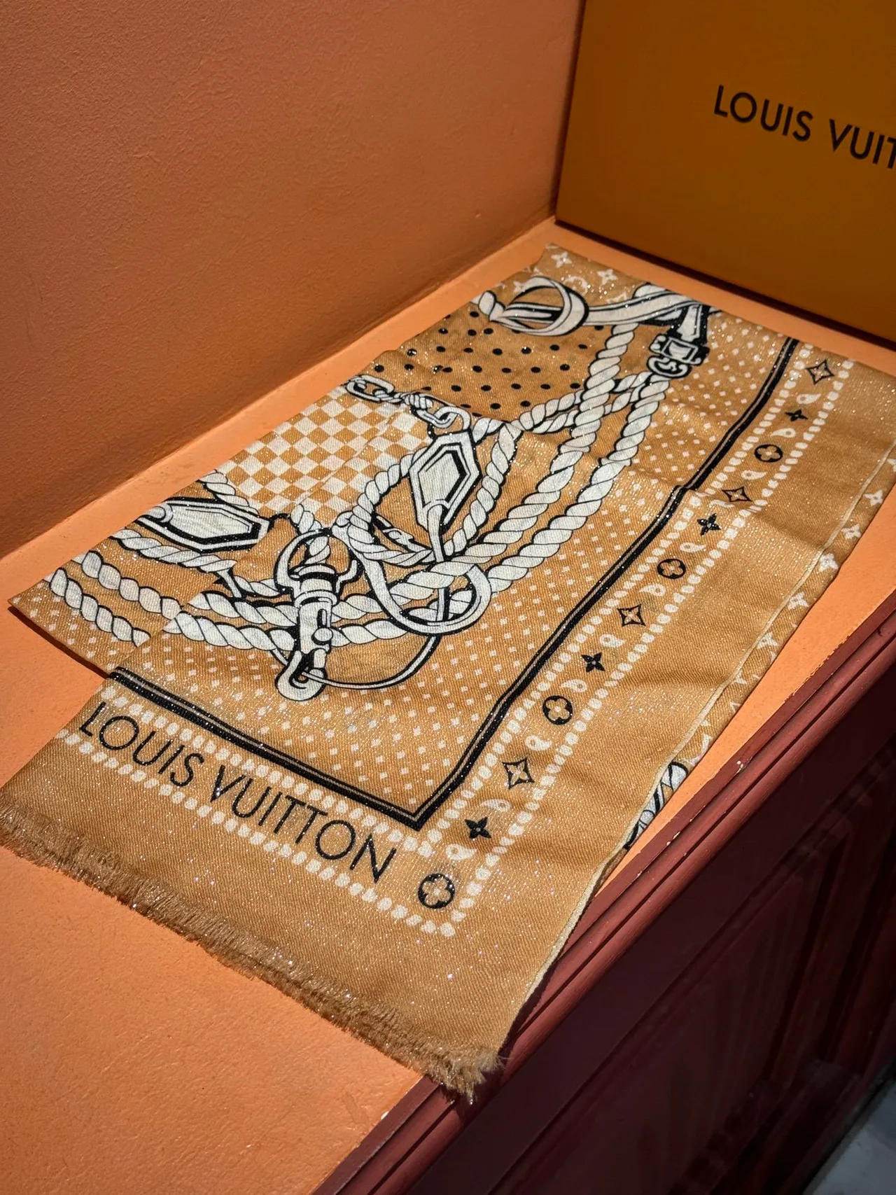 Louis Vuitton Écharpe de Soie Beige Blanc avec Impression Équestre Hardware Motif Monogramme Répété 7