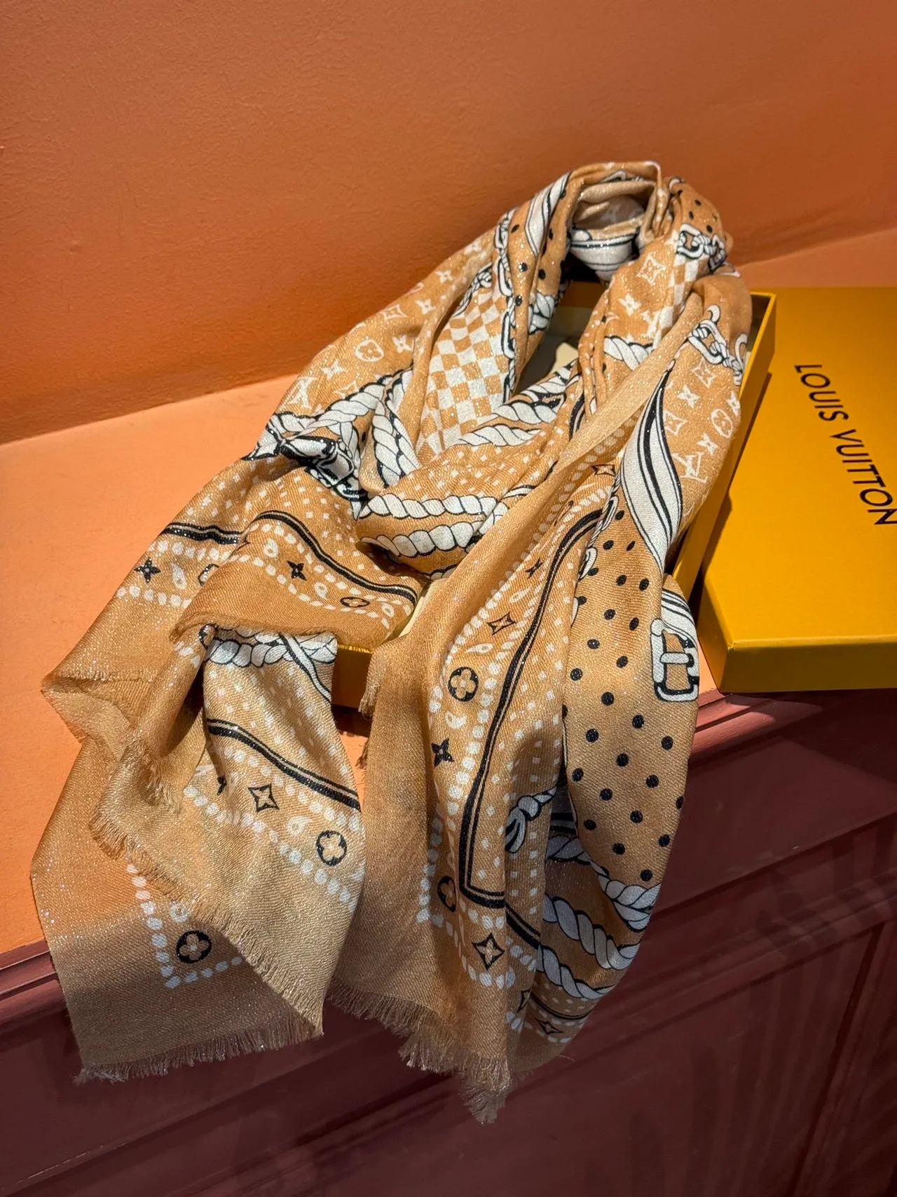 Louis Vuitton Écharpe de Soie Beige Blanc avec Impression Équestre Hardware Motif Monogramme Répété 8