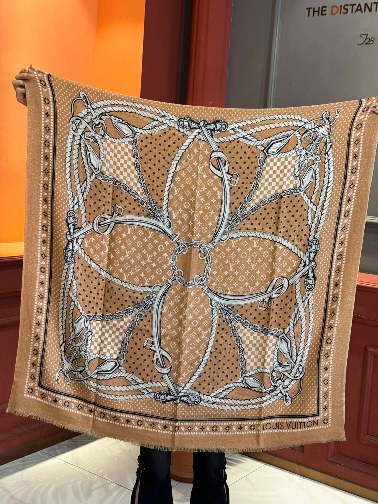 Louis Vuitton Écharpe de Soie Beige Blanc avec Impression Équestre Hardware Motif Monogramme Répété 9