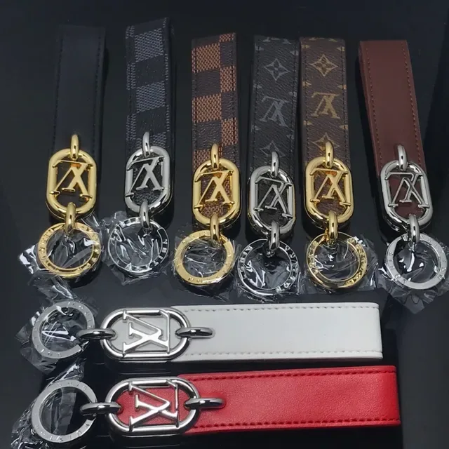 Louis Vuitton Bolsa Cruzada Negra Dorado Monogram Metal Hardware 2