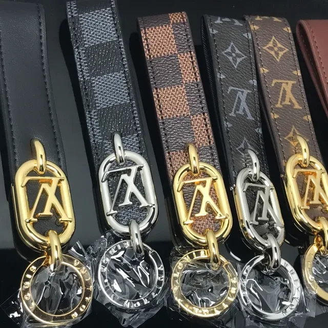 Louis Vuitton Bolsa Cruzada Negra Dorado Monogram Metal Hardware 4