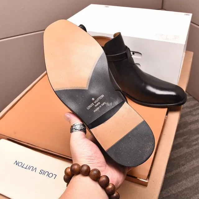 Louis Vuitton Botines à la cheville en cuir noir à boucle 7