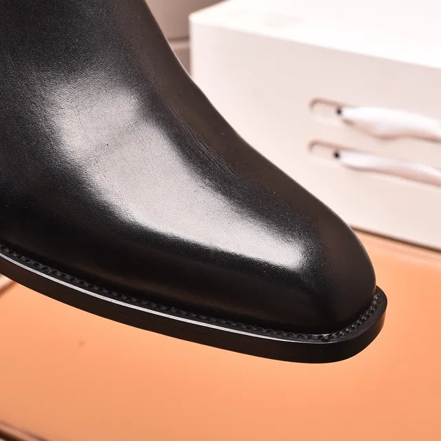 Louis Vuitton Botines à la cheville en cuir noir à boucle 5