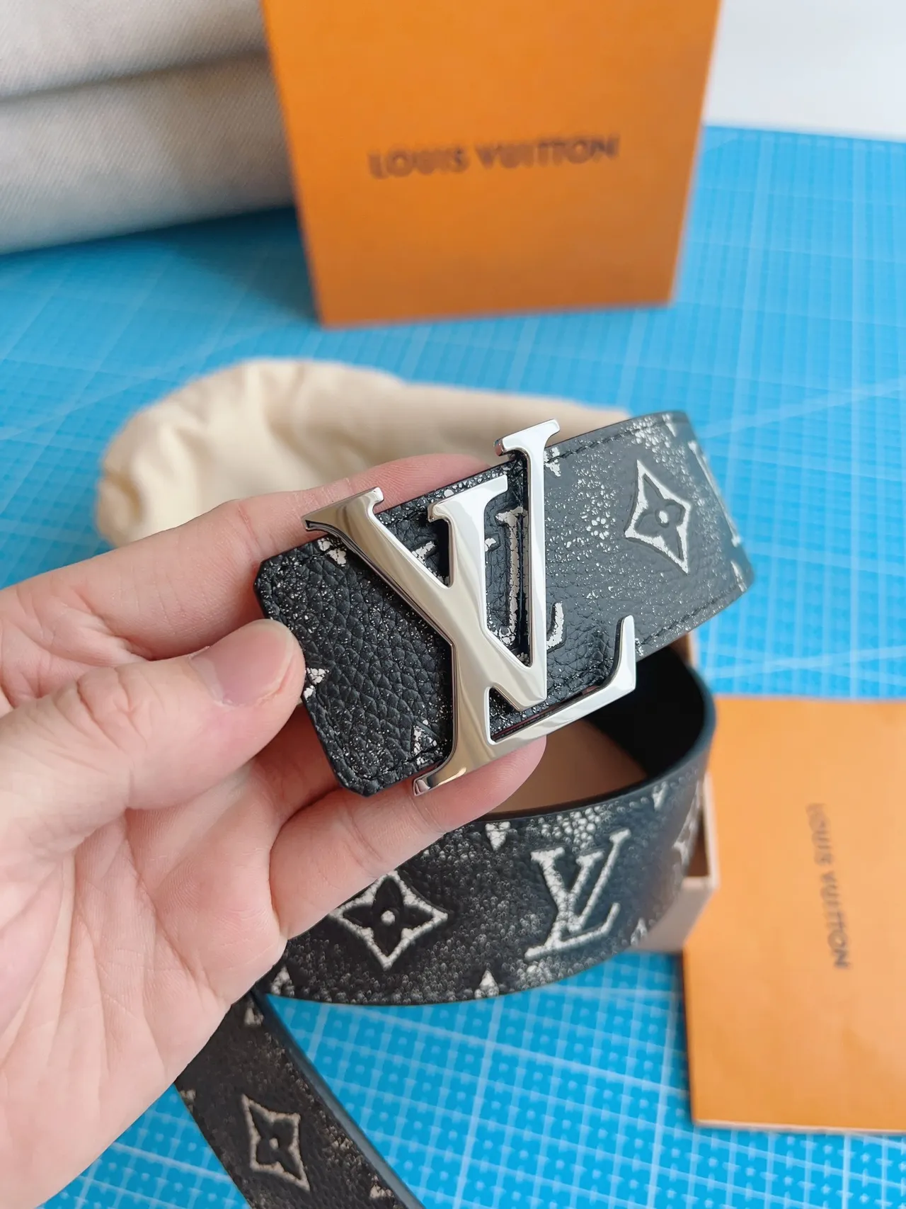 Louis Vuitton Cinto de couro preto prata com estampado de monograma com brilho e partículas 2
