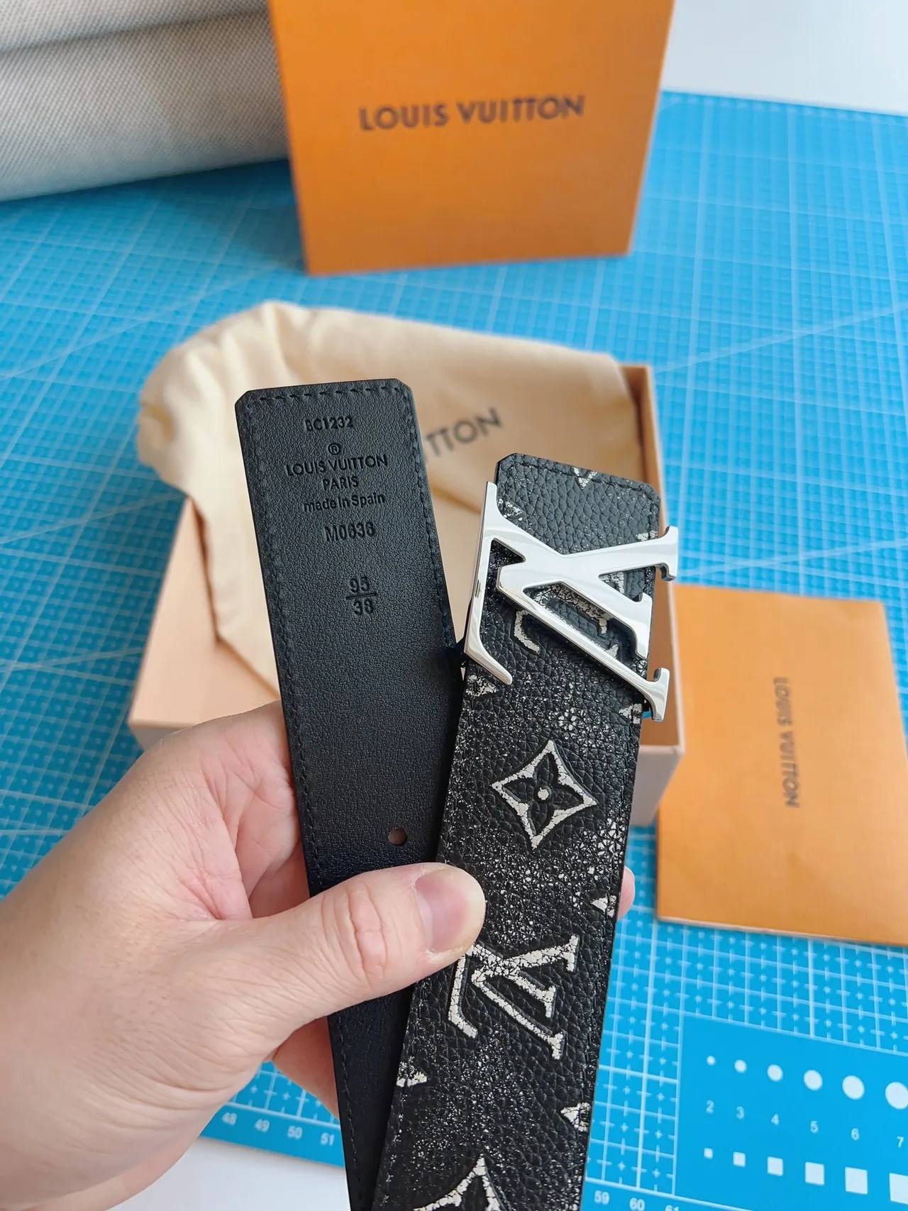 Louis Vuitton Cinto de couro preto prata com estampado de monograma com brilho e partículas 3