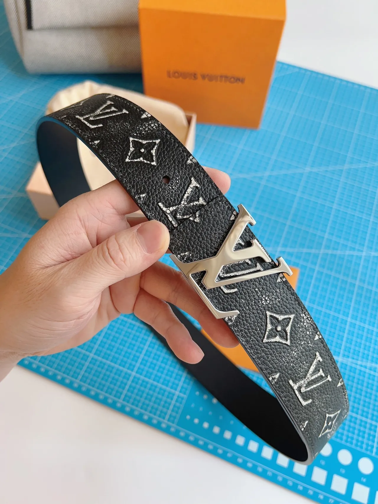 Louis Vuitton Cinto de couro preto prata com estampado de monograma com brilho e partículas 4