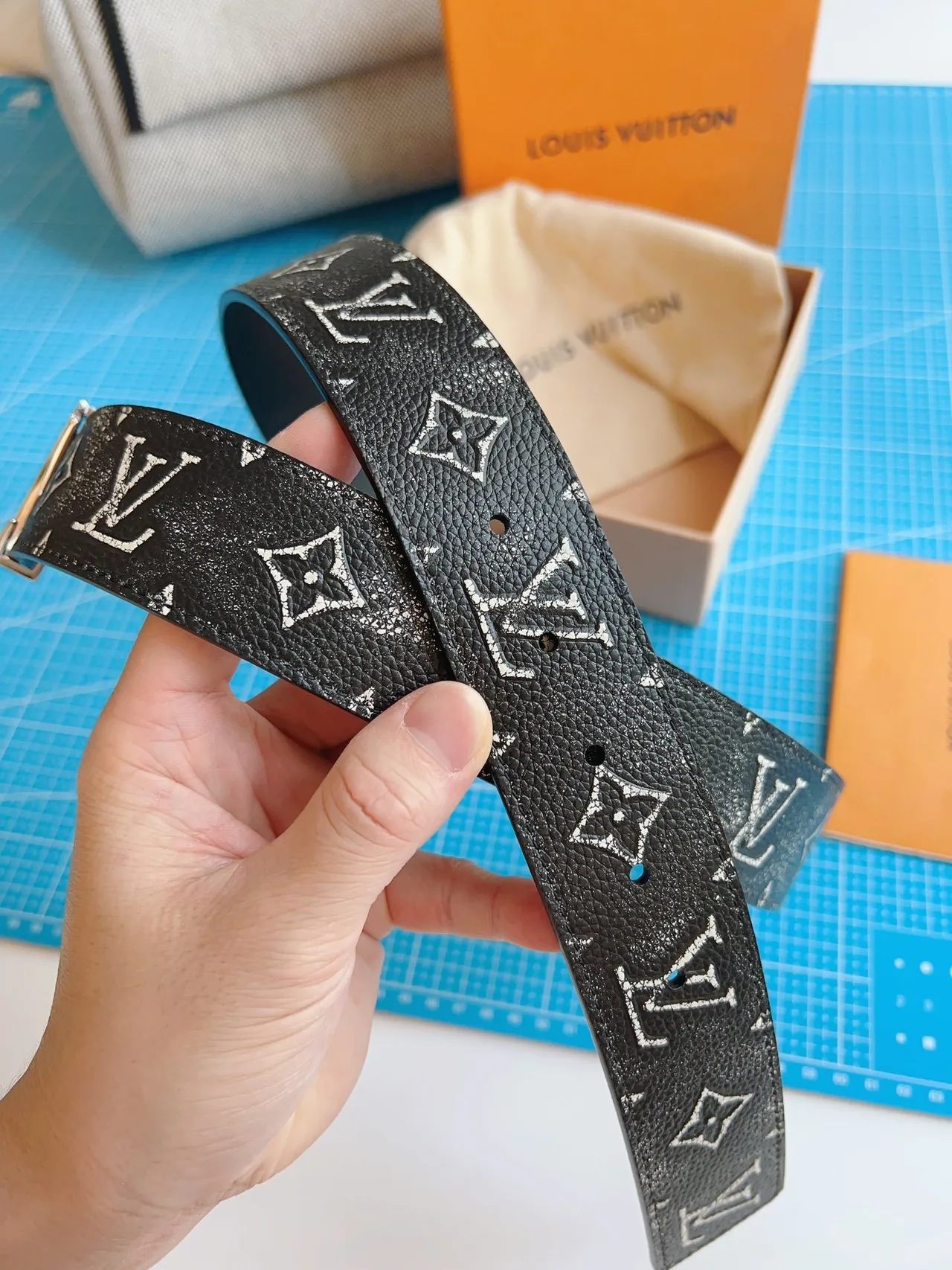 Louis Vuitton Cinto de couro preto prata com estampado de monograma com brilho e partículas 5