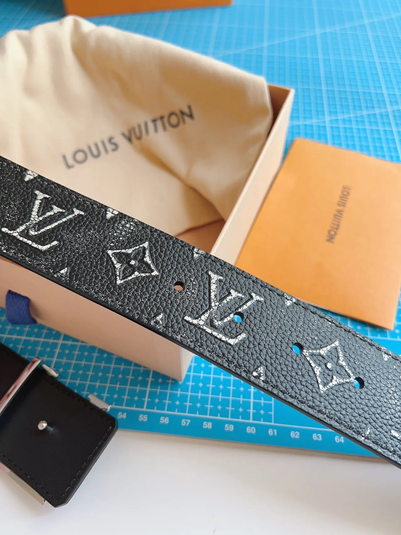 Louis Vuitton Cinto de couro preto prata com estampado de monograma com brilho e partículas 6