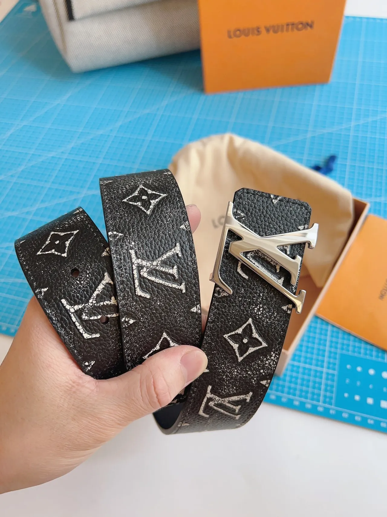 Louis Vuitton Cinto de couro preto prata com estampado de monograma com brilho e partículas 7