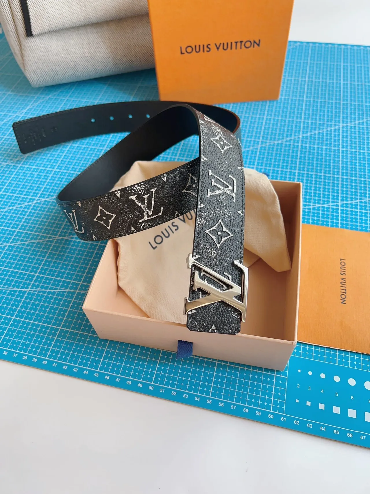 Louis Vuitton Cinto de couro preto prata com estampado de monograma com brilho e partículas 8