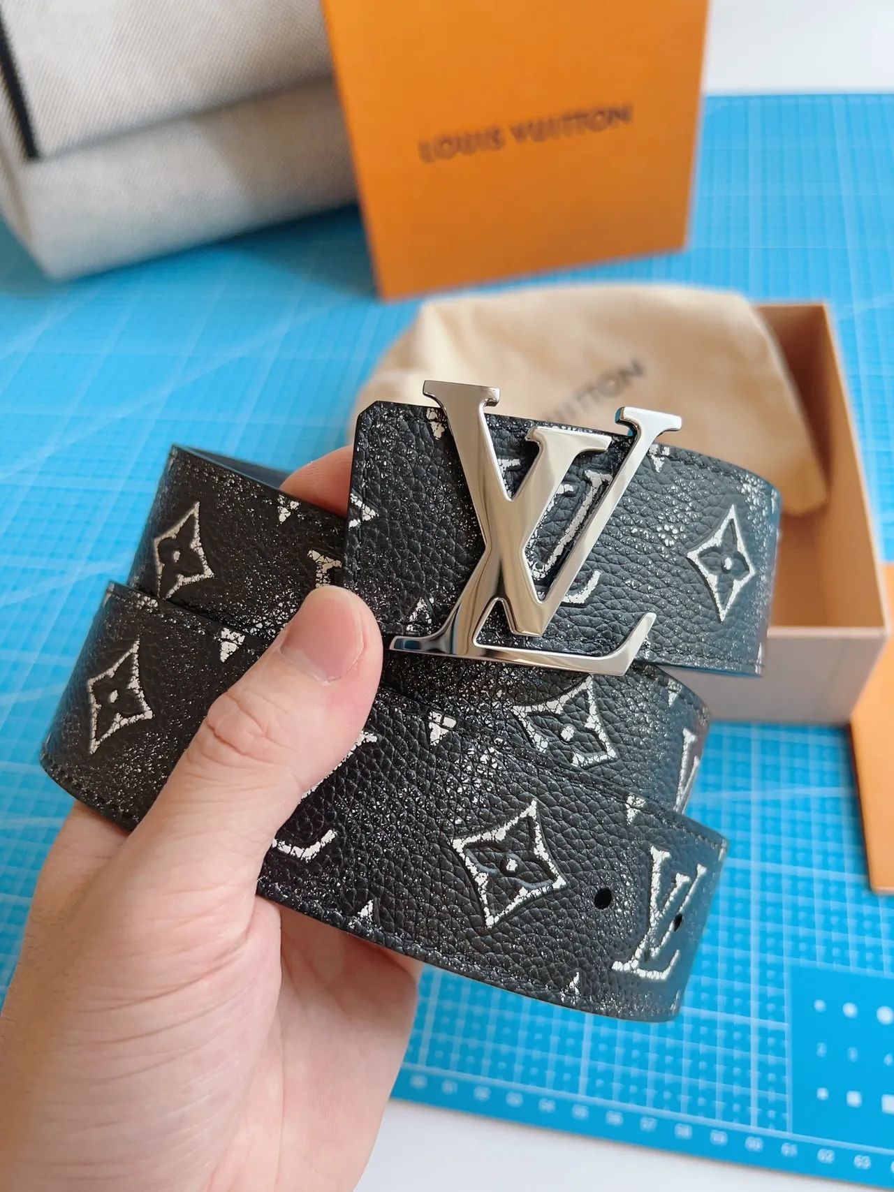 Louis Vuitton Cinto de couro preto prata com estampado de monograma com brilho e partículas 9