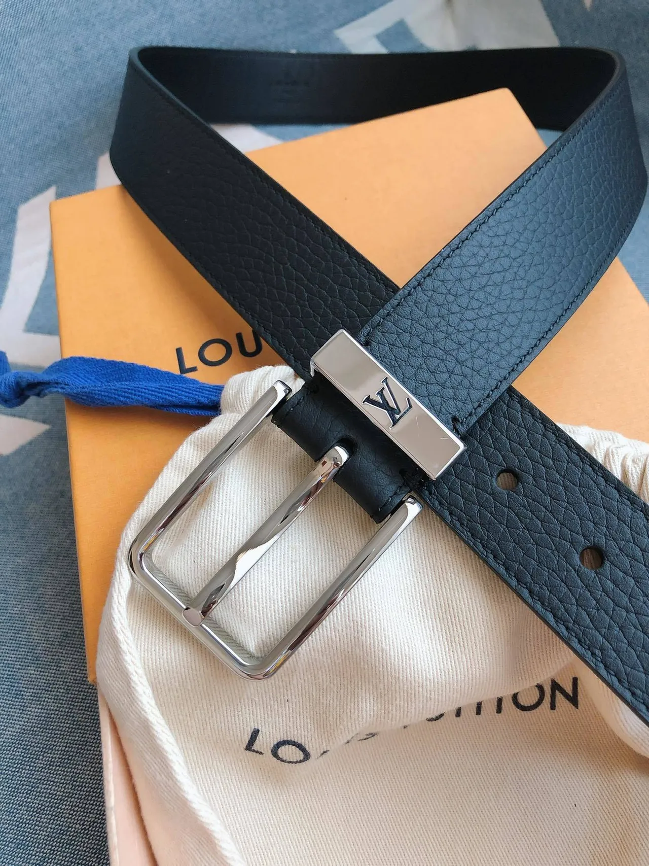 Louis Vuitton Black Silver Pebbled Rectangular LV Plaque Buckle Leather Belt 3