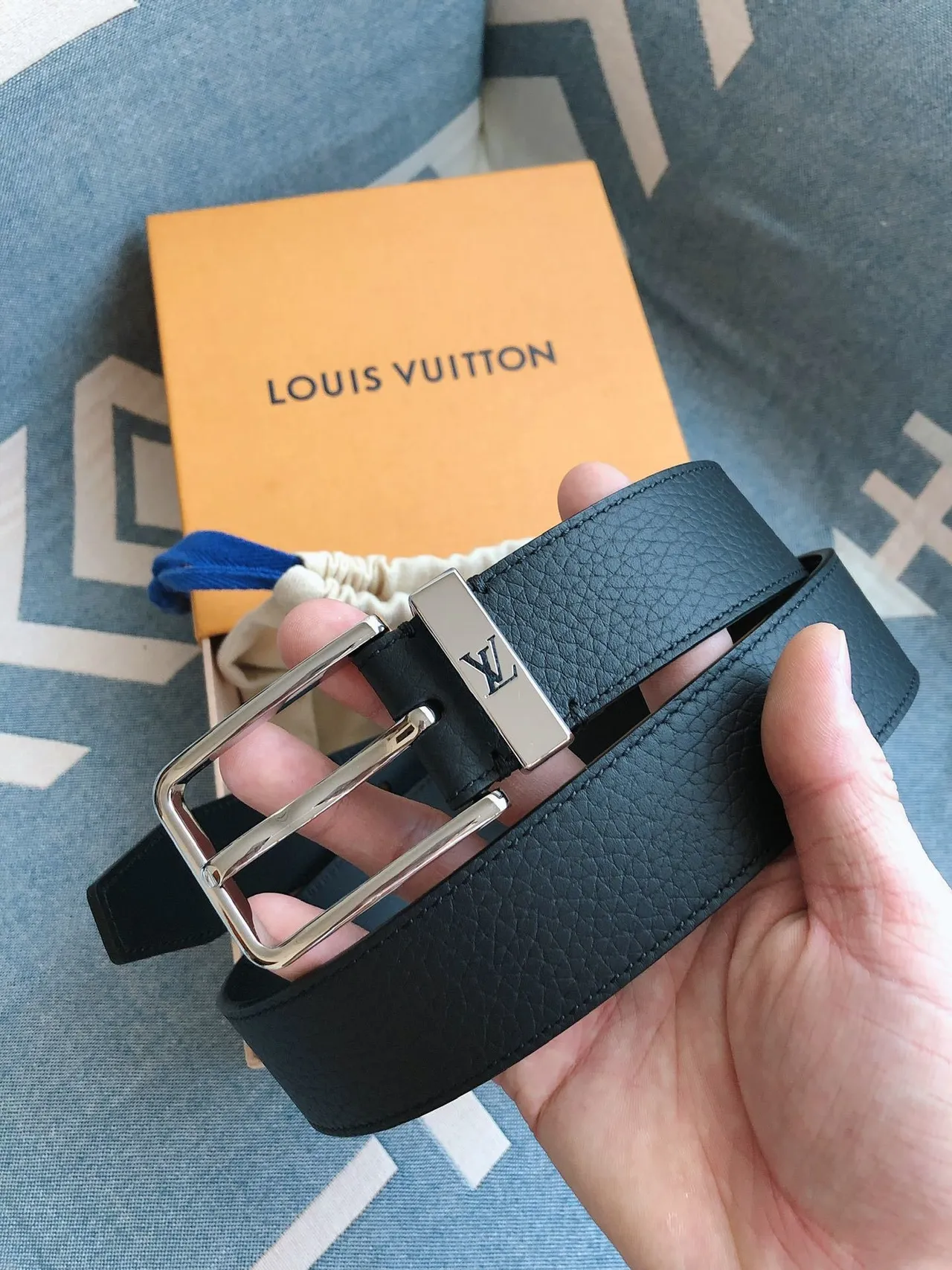 Louis Vuitton Black Silver Pebbled Rectangular LV Plaque Buckle Leather Belt 8