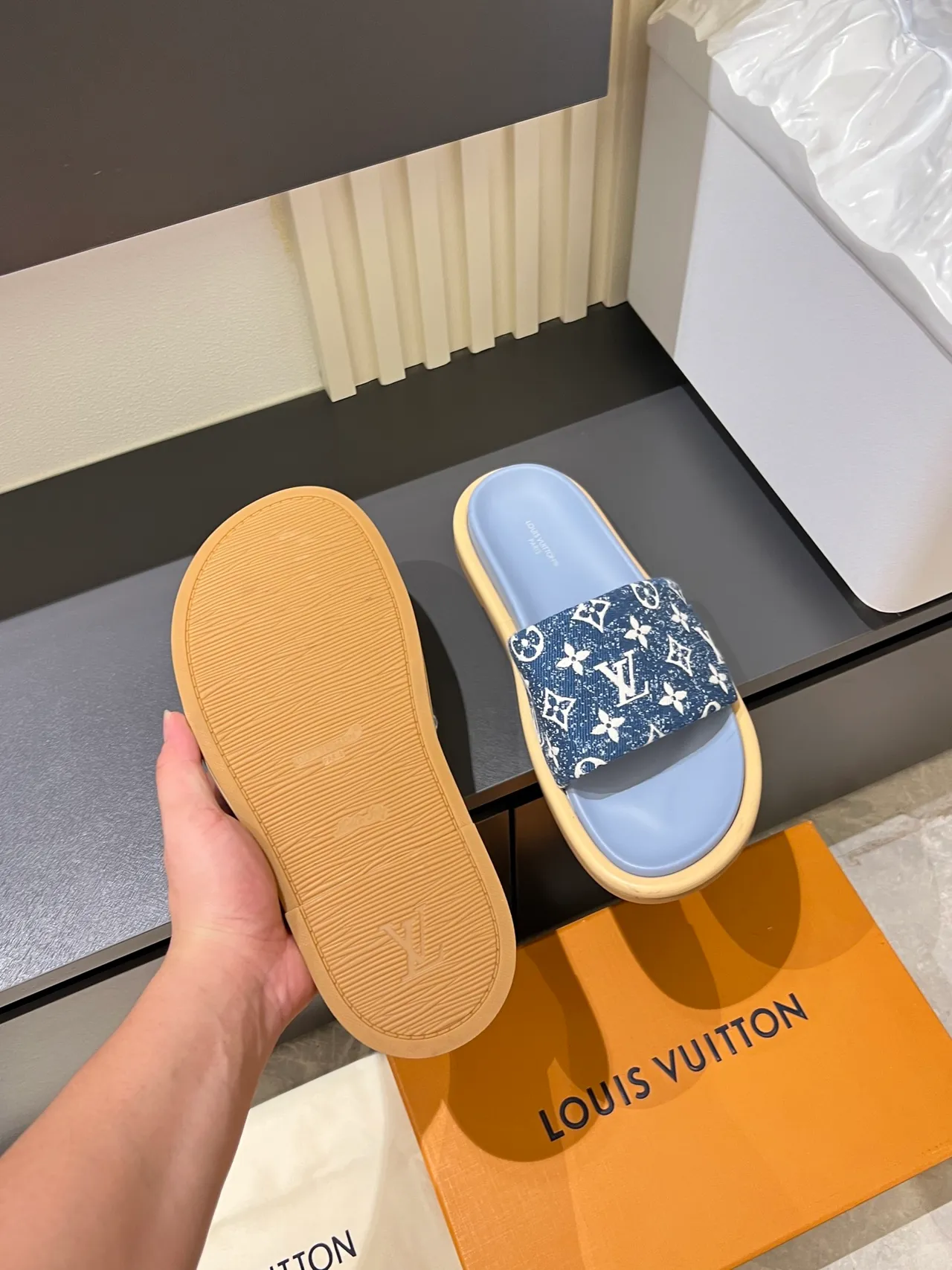Louis Vuitton Chinelos com sola de borracha plana, alça de lona monogramada, azul e branco 2