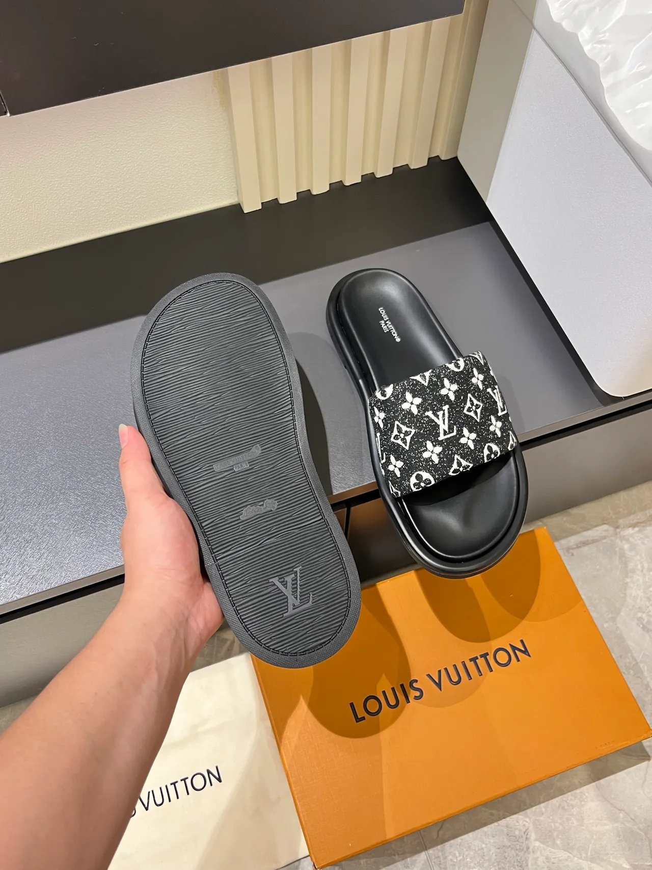 Louis Vuitton Chinelos com sola de borracha plana, alça de lona monogramada, azul e branco 3