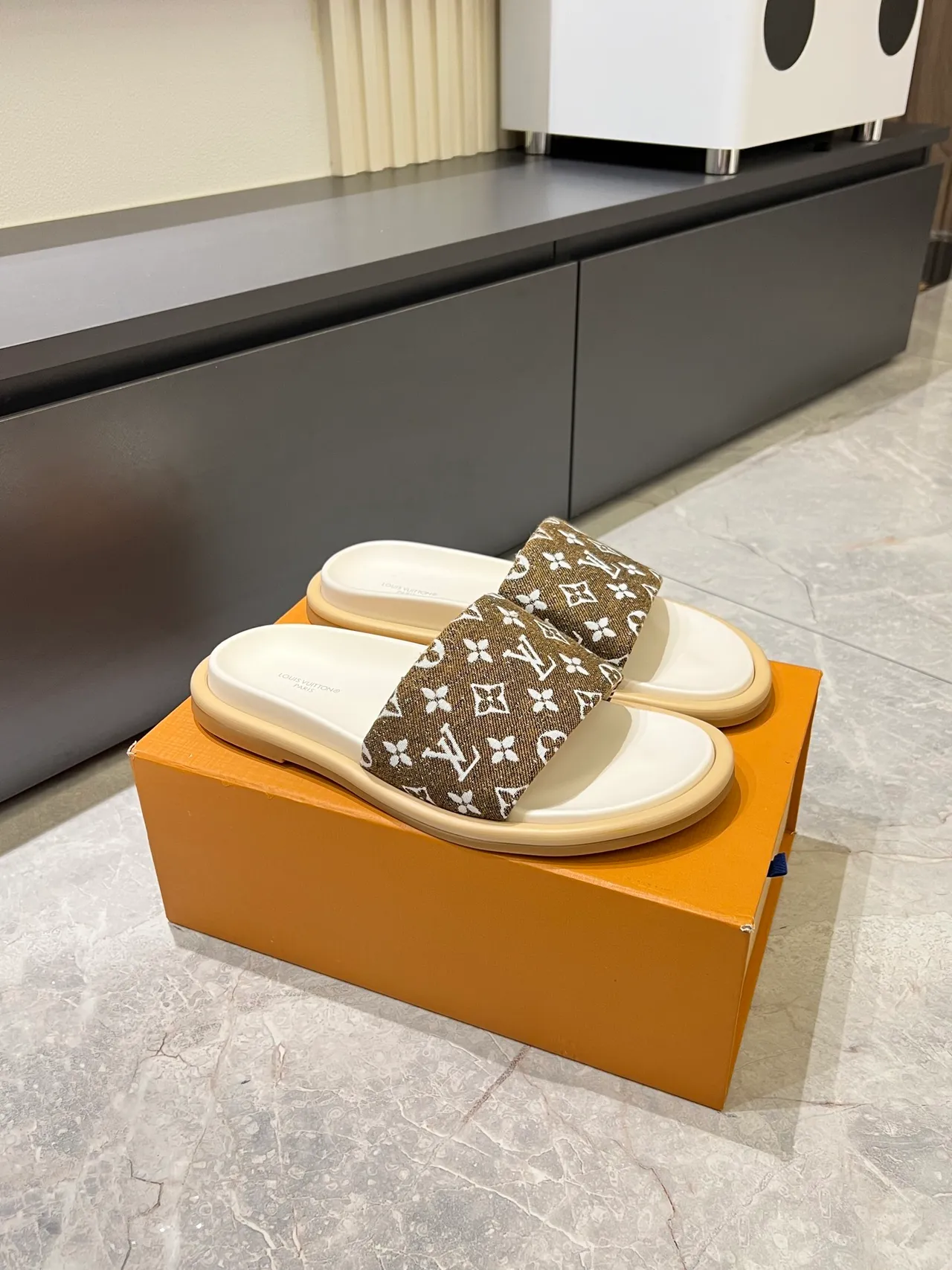 Louis Vuitton Chinelos com sola de borracha plana, alça de lona monogramada, azul e branco 4