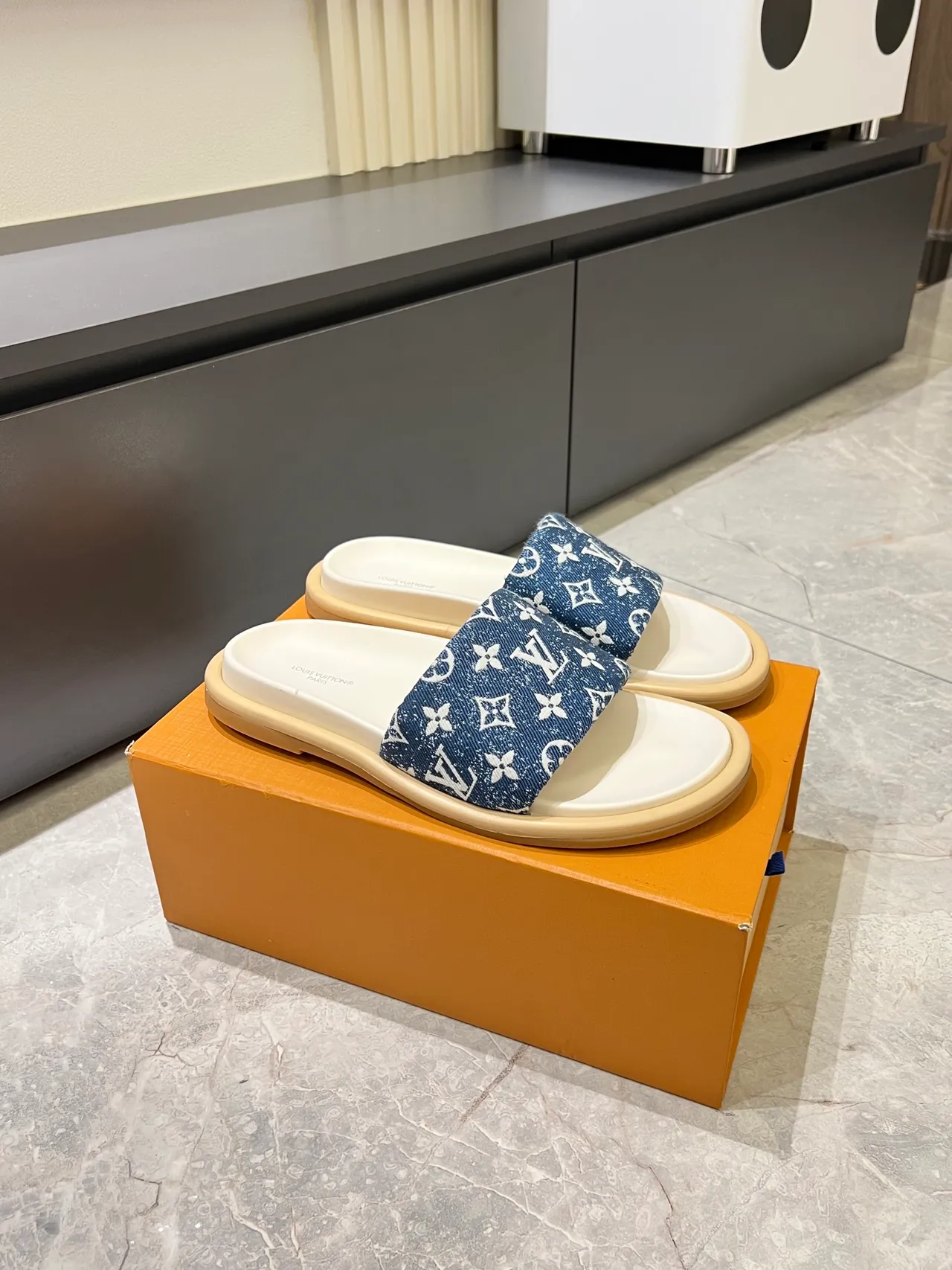 Louis Vuitton Chinelos com sola de borracha plana, alça de lona monogramada, azul e branco 5