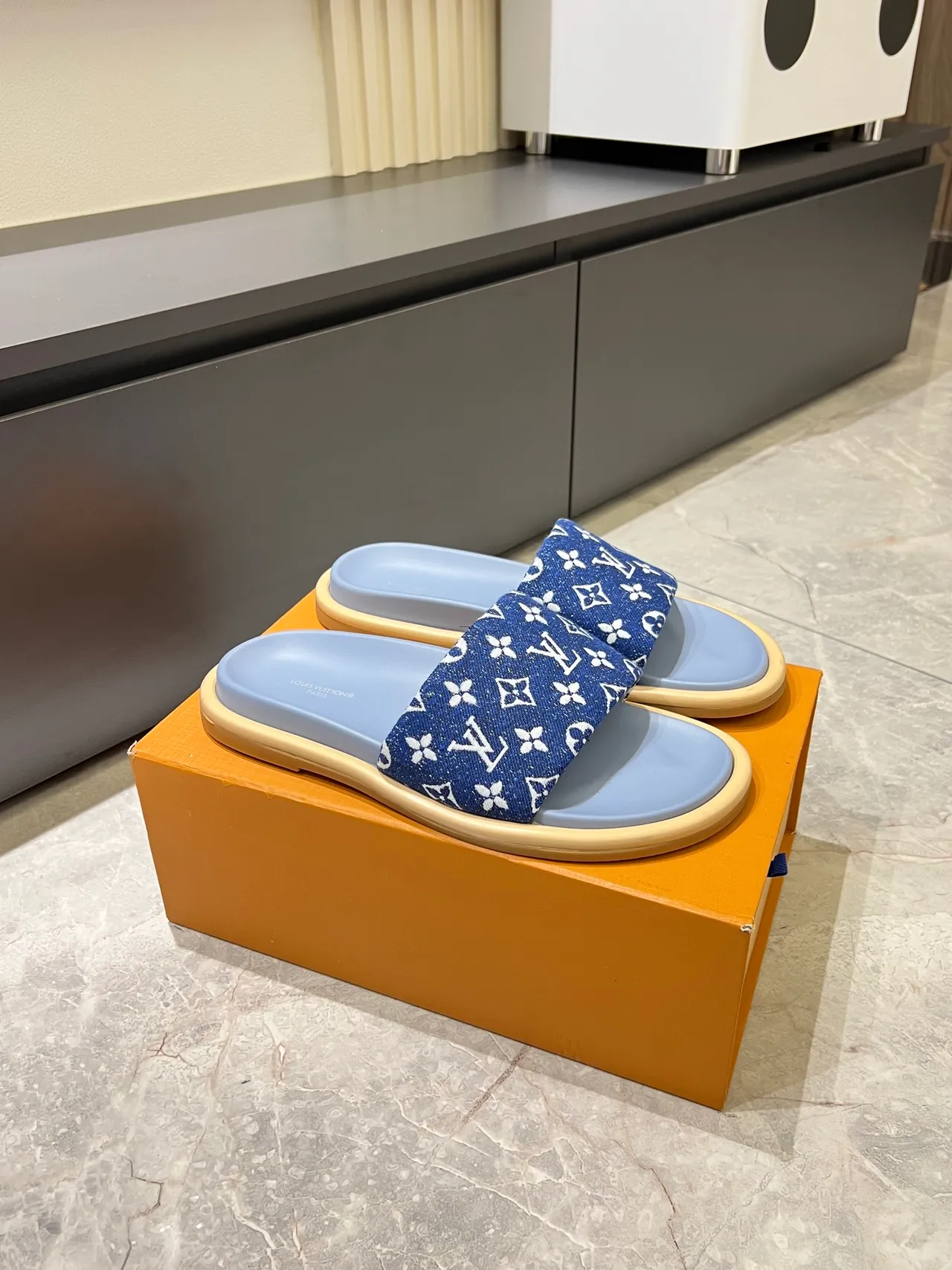 Louis Vuitton Chinelos com sola de borracha plana, alça de lona monogramada, azul e branco 7