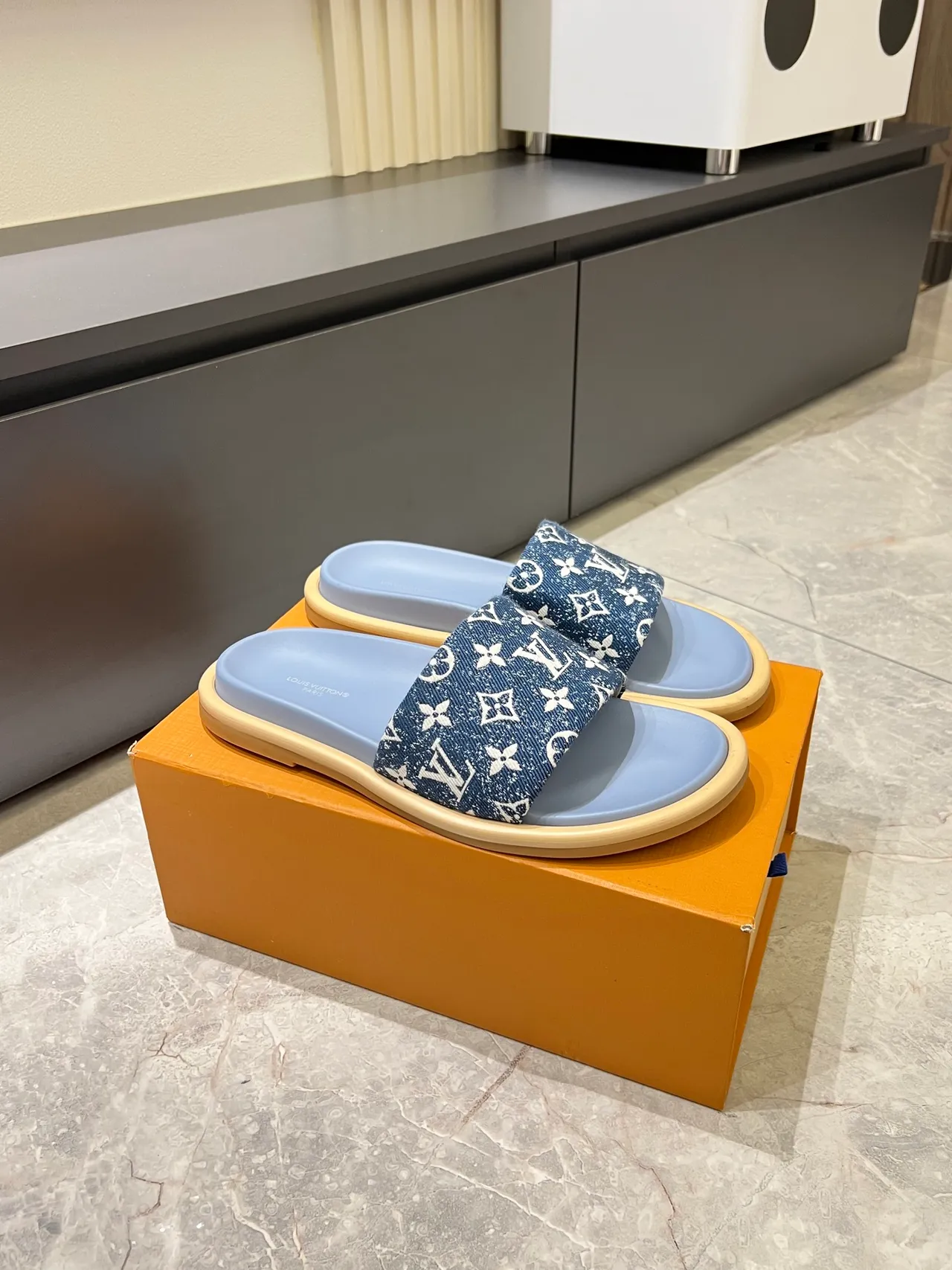 Louis Vuitton Chinelos com sola de borracha plana, alça de lona monogramada, azul e branco 8