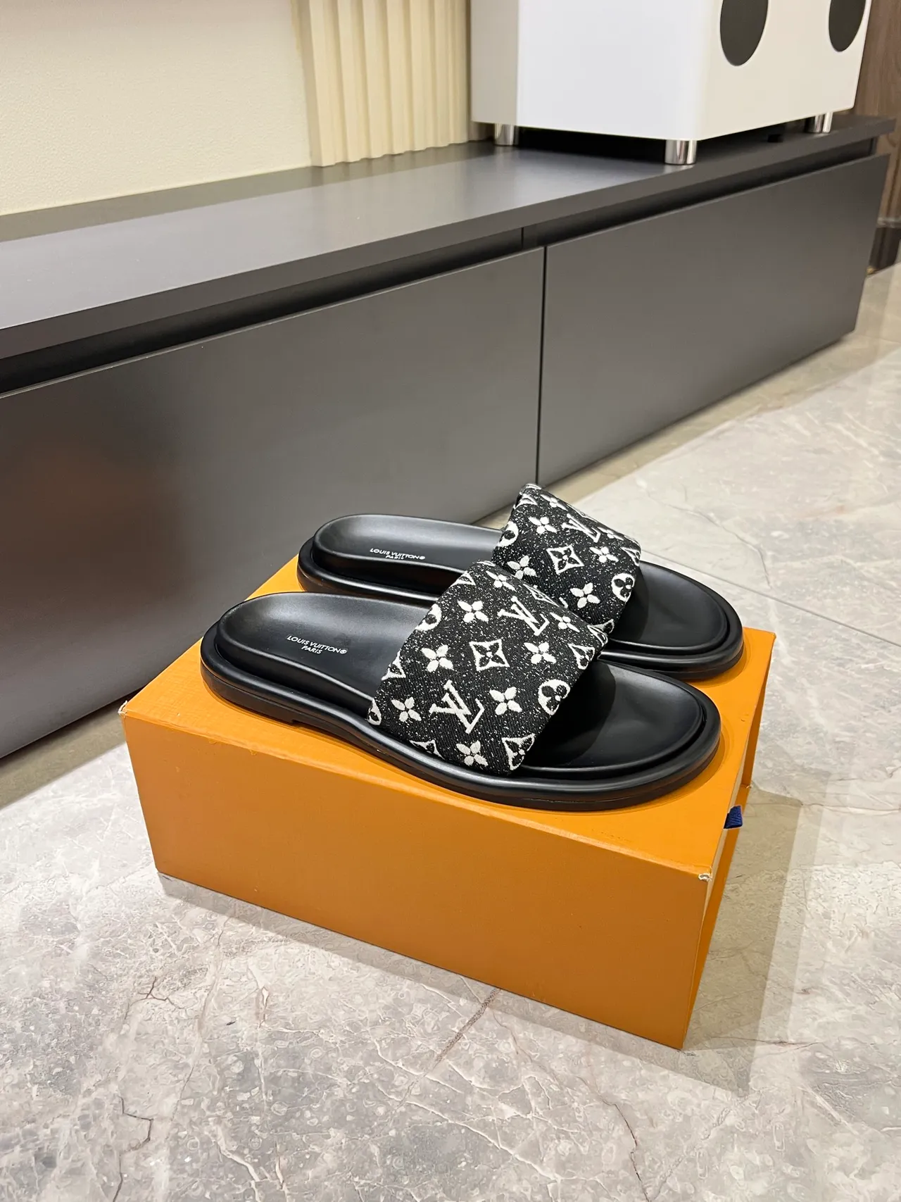 Louis Vuitton Chinelos com sola de borracha plana, alça de lona monogramada, azul e branco 9