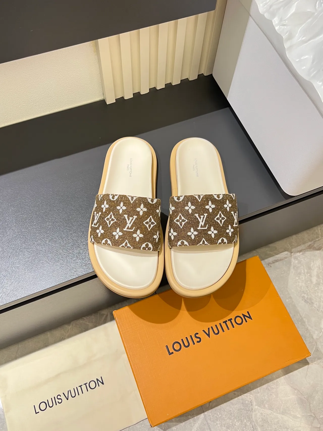 Louis Vuitton Chinelos com sola de borracha plana, alça de lona monogramada, azul e branco 10