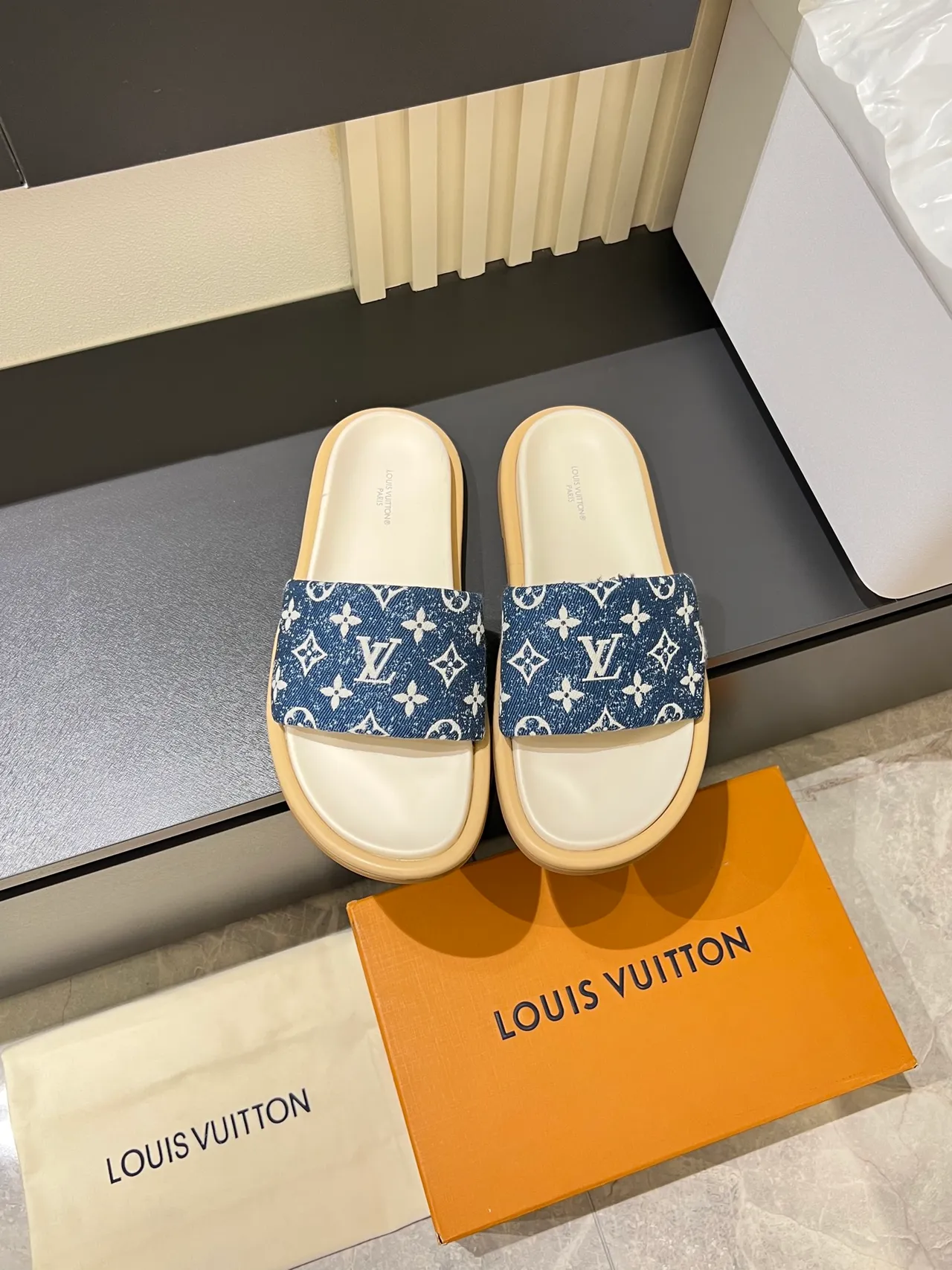 Louis Vuitton Chinelos com sola de borracha plana, alça de lona monogramada, azul e branco 11