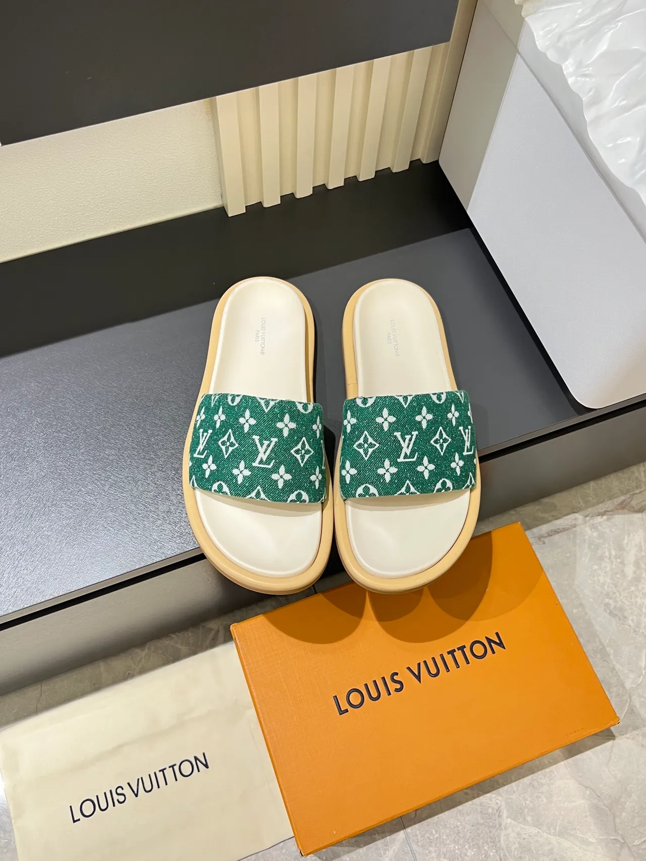 Louis Vuitton Chinelos com sola de borracha plana, alça de lona monogramada, azul e branco 12