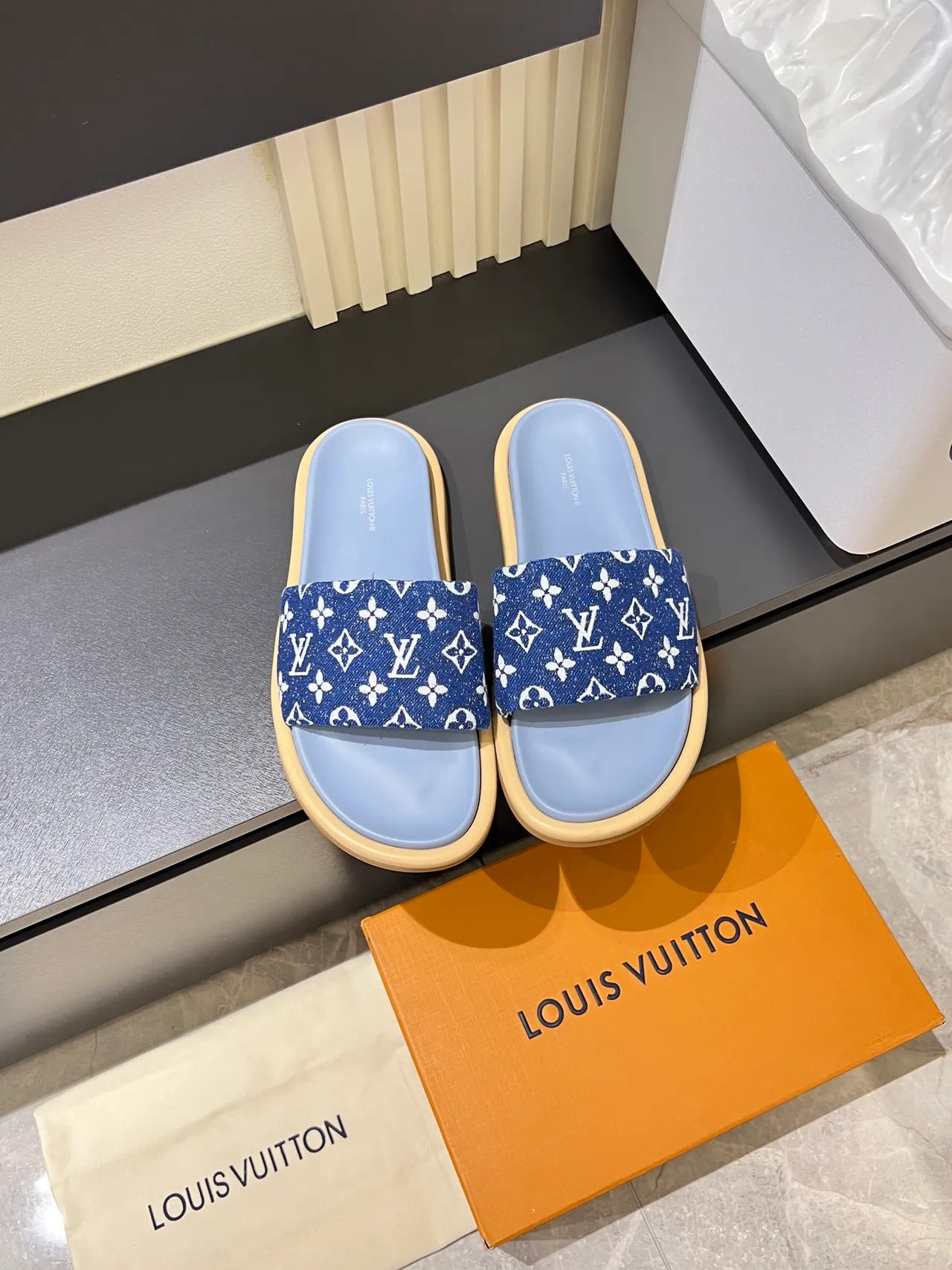 Louis Vuitton Chinelos com sola de borracha plana, alça de lona monogramada, azul e branco 13