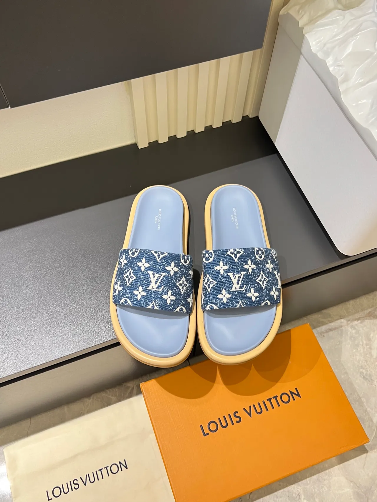 Louis Vuitton Chinelos com sola de borracha plana, alça de lona monogramada, azul e branco 14