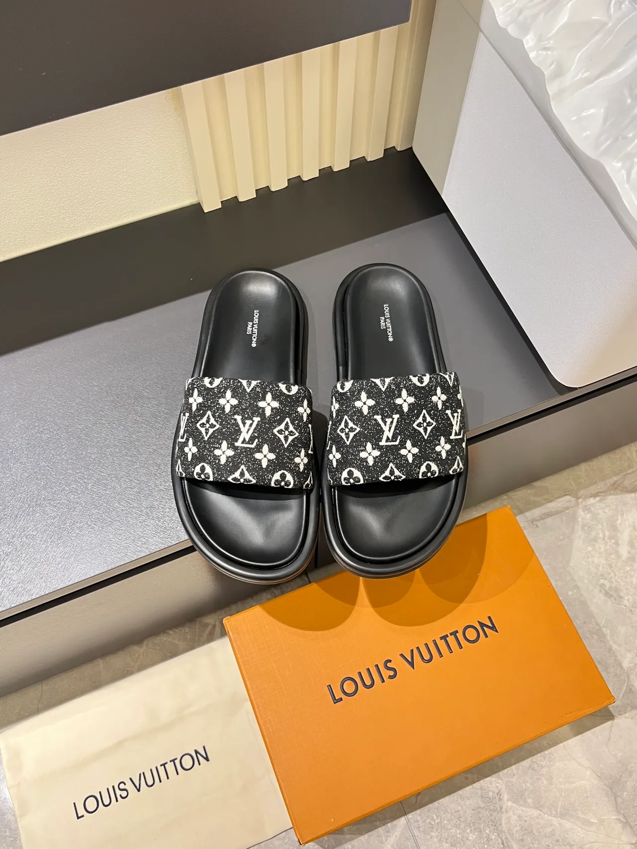 Louis Vuitton Chinelos com sola de borracha plana, alça de lona monogramada, azul e branco 15