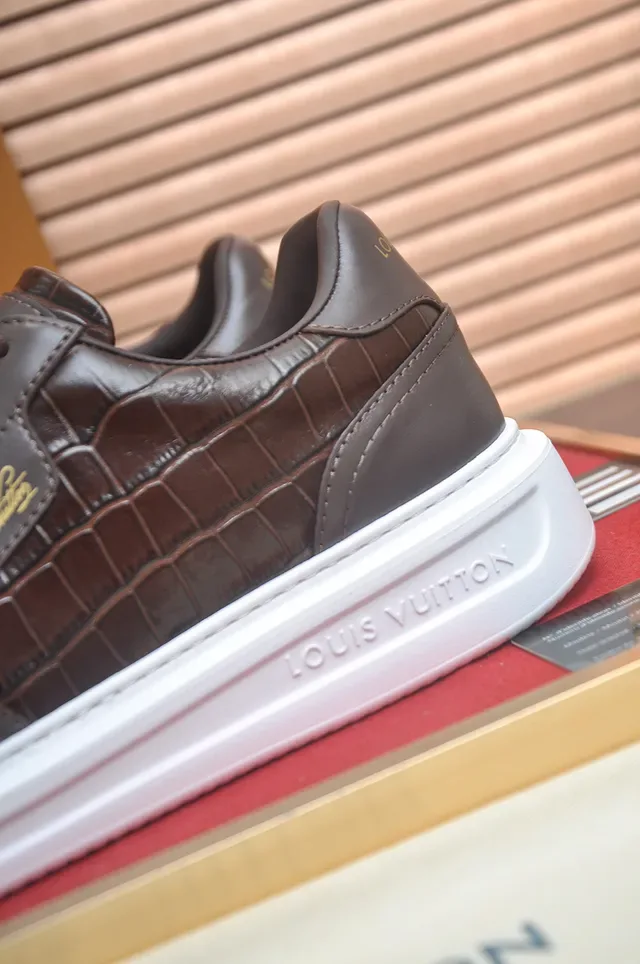 Louis Vuitton 棕白鳄鱼压纹皮革金色标志生活方式运动鞋 2