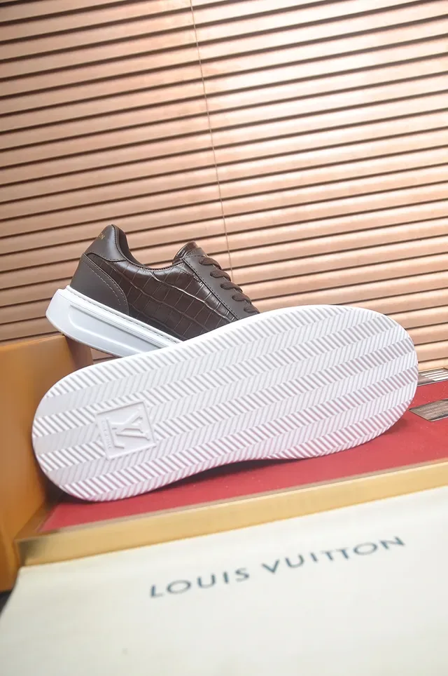 Louis Vuitton 棕白鳄鱼压纹皮革金色标志生活方式运动鞋 3