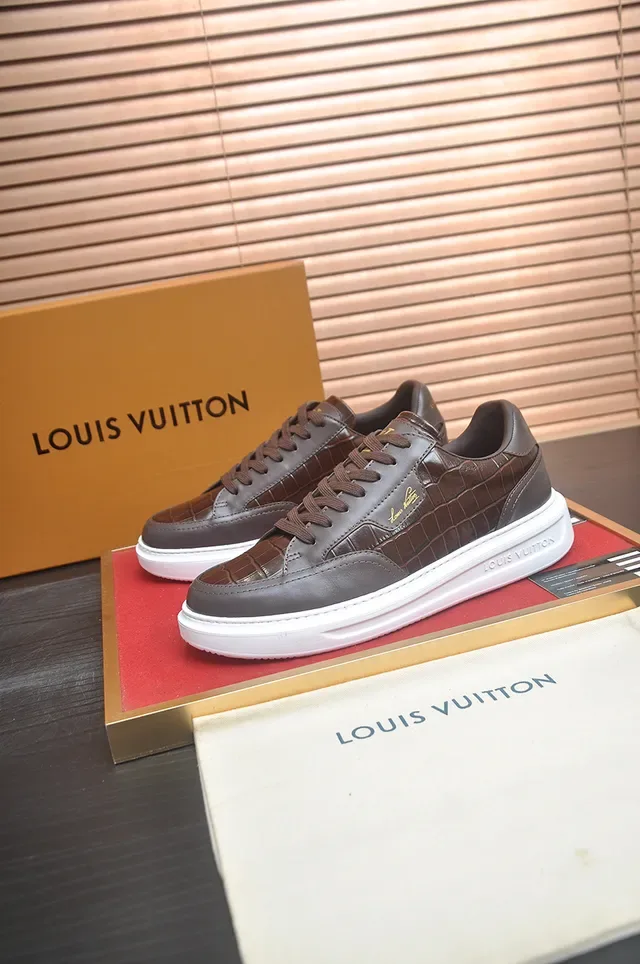 Louis Vuitton 棕白鳄鱼压纹皮革金色标志生活方式运动鞋 4