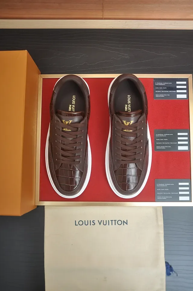 Louis Vuitton 棕白鳄鱼压纹皮革金色标志生活方式运动鞋 5