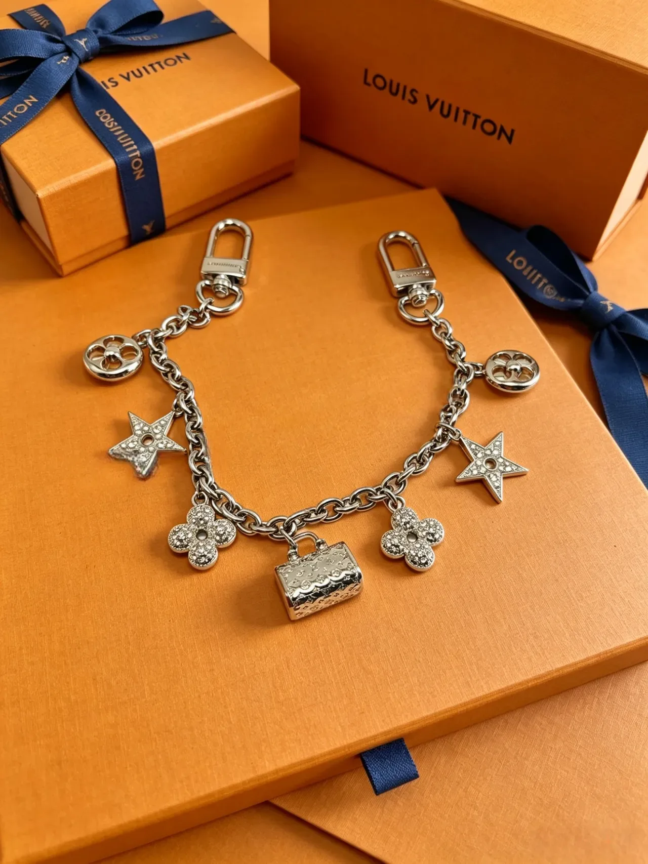 Pulsera Louis Vuitton Charms Oro Plata Multi-Charms Tono 4
