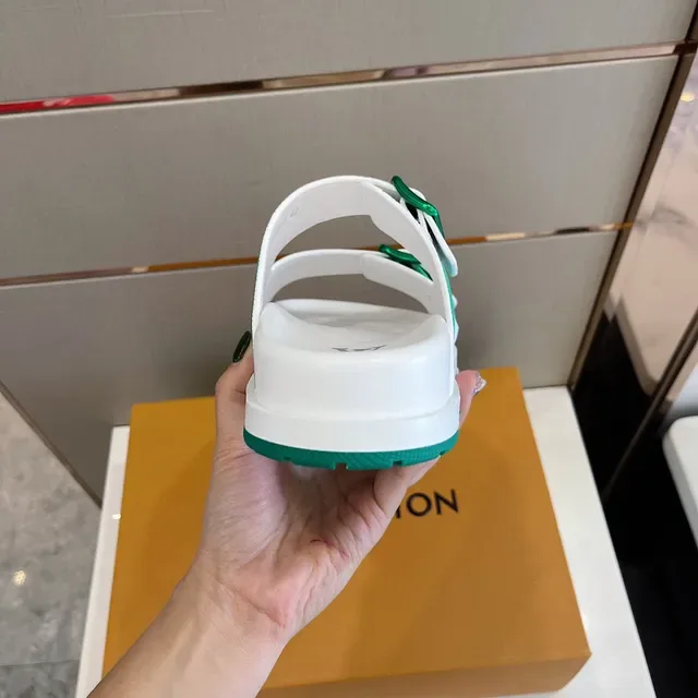 Louis Vuitton Sandália Casual Verde e Branco com Duas Tirantes 5