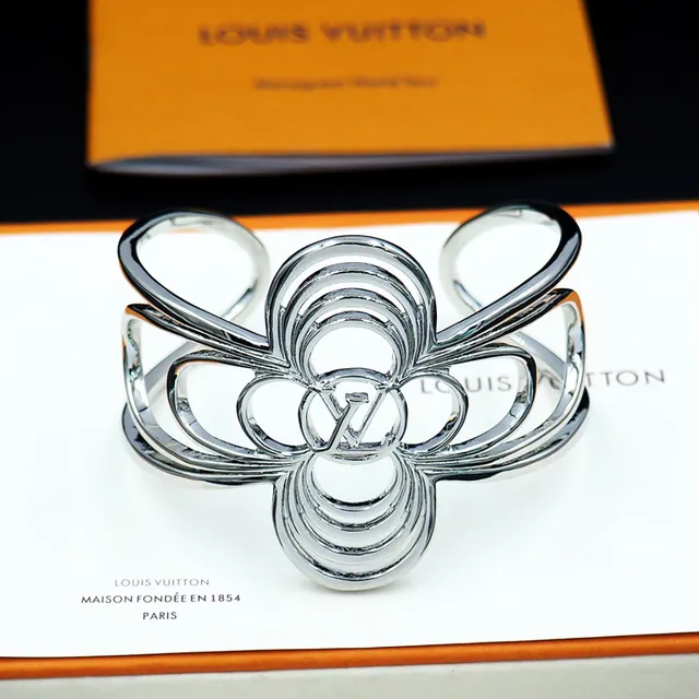 Louis Vuitton Floral Cuff সোনা রূপা ওপেনওয়ার্ক মোটিফ ইন্টারলকিং লুপ কনস্ট্রাকশন ব্রেসলেট 9
