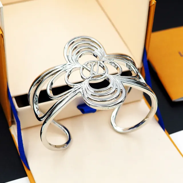 Louis Vuitton Floral Cuff সোনা রূপা ওপেনওয়ার্ক মোটিফ ইন্টারলকিং লুপ কনস্ট্রাকশন ব্রেসলেট 10