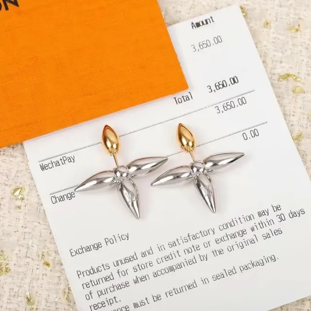 Boucles d'oreilles Louis Vuitton inspirées florales à deux tons gravées 2
