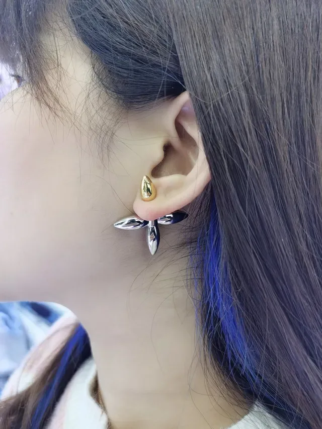 Boucles d'oreilles Louis Vuitton inspirées florales à deux tons gravées 4
