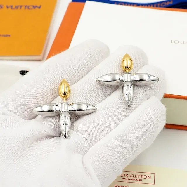 Boucles d'oreilles Louis Vuitton inspirées florales à deux tons gravées 6