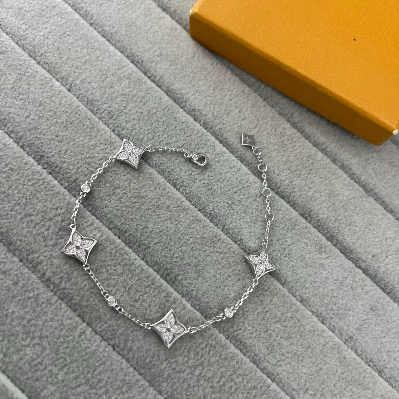 Louis Vuitton motif fleur pavé quatrefoil bracelet chaîne 2