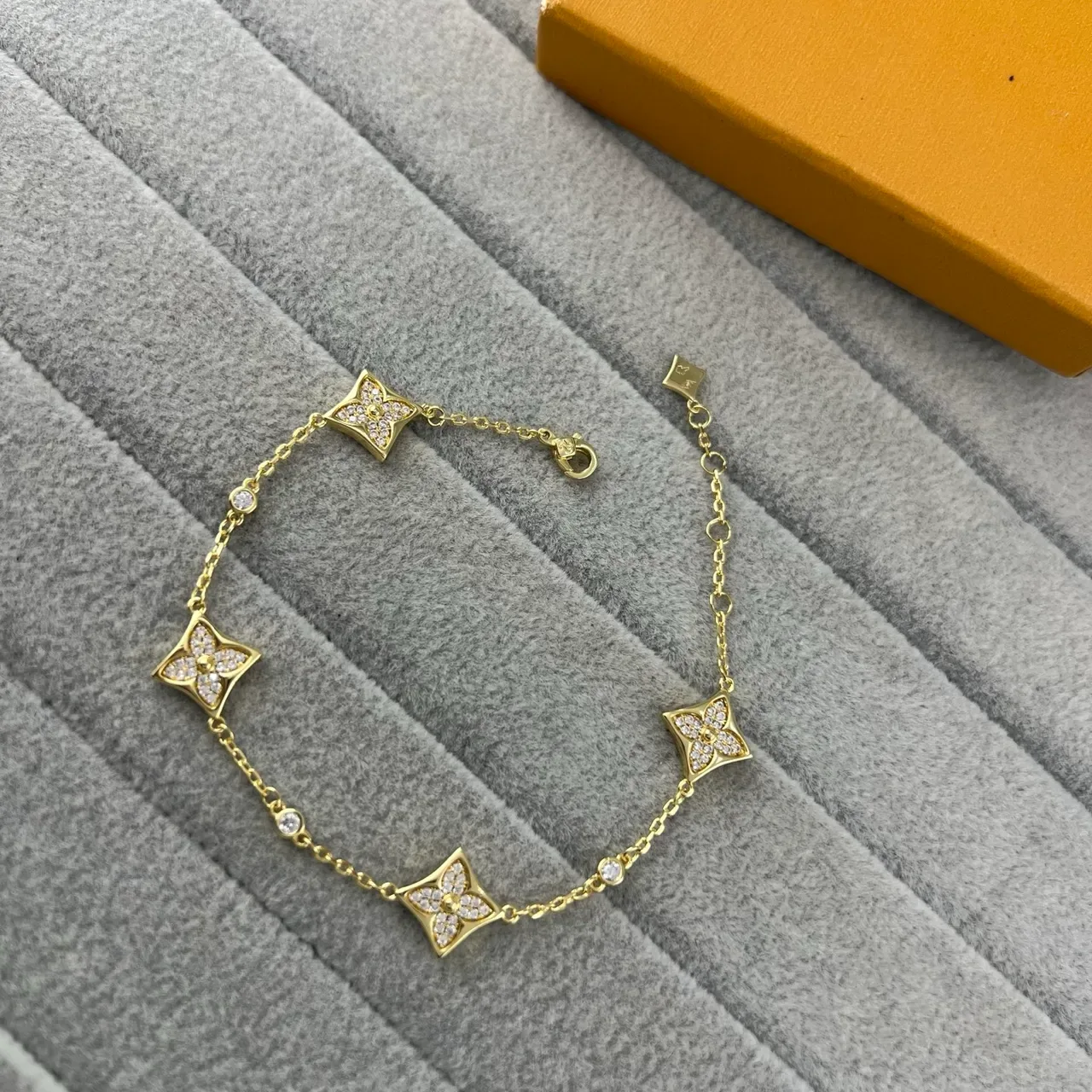 Louis Vuitton motif fleur pavé quatrefoil bracelet chaîne 3
