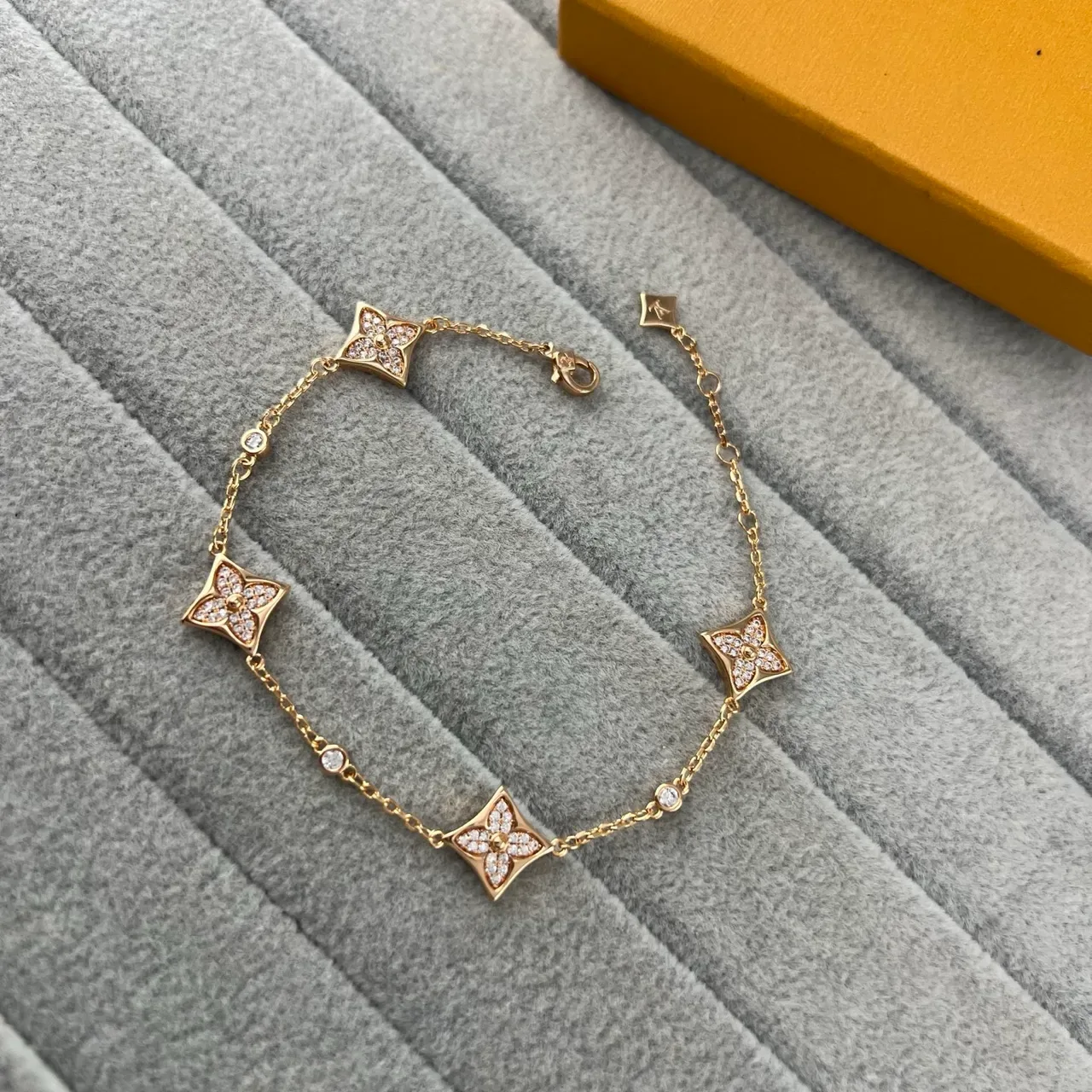 Louis Vuitton motif fleur pavé quatrefoil bracelet chaîne 4