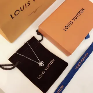 Louis Vuitton চার পাপড়ির ফুলের পেন্ডেন্ট নেকলেস